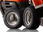 Husqvarna Frontmäher R 112C mit Mähdeck Combi 85 – Winterpaket mit Schneeschild, Gummileiste und Schneeketten – Modell 2023