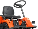Husqvarna Frontmäher R 112C mit Mähdeck Combi 85 – Winterpaket mit Schneeschild, Gummileiste und Schneeketten – Modell 2023