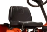 Husqvarna Frontmäher R 112C mit Mähdeck Combi 85 – Winterpaket mit Schneeschild, Gummileiste und Schneeketten – Modell 2023